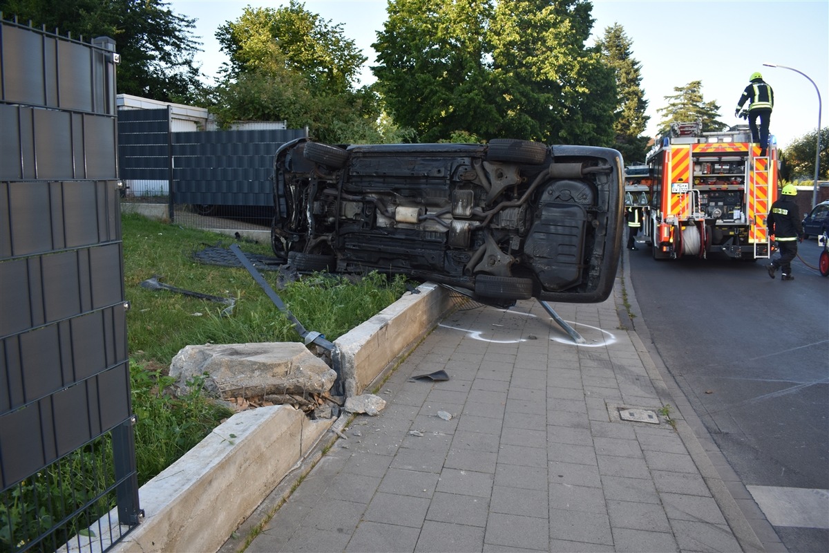 POL-MG: PKW kippt bei Verkehrsunfall auf die Seite - Fahrer alkoholisiert