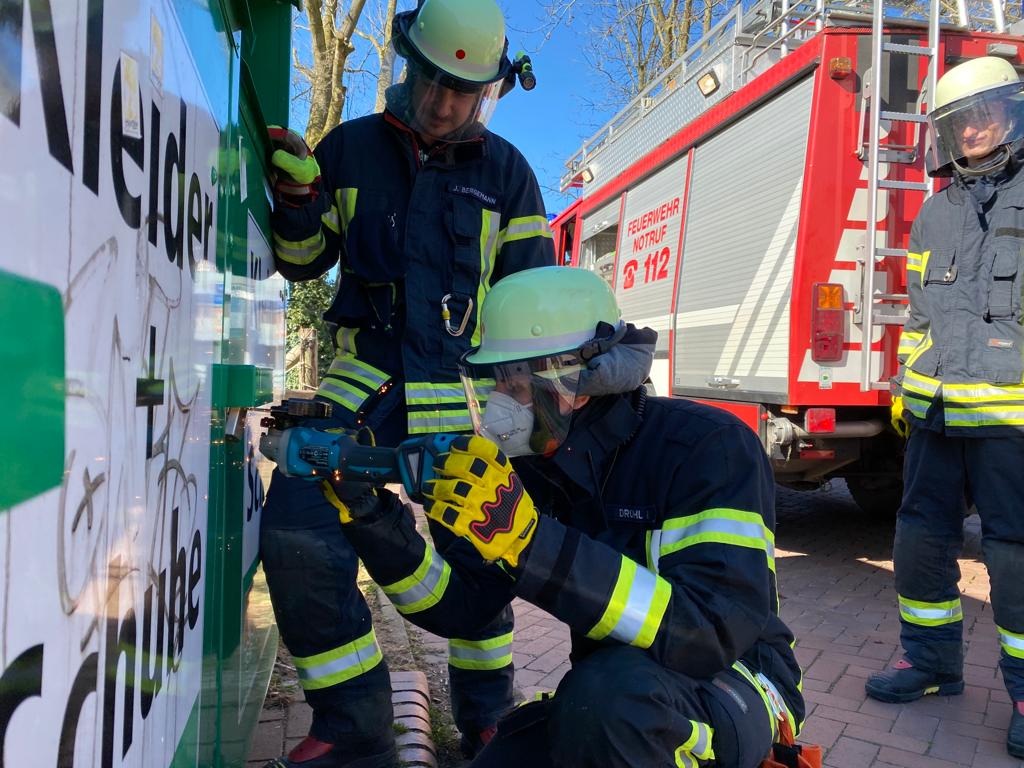 FW-Schermbeck: Tier in Altkleidercontainer