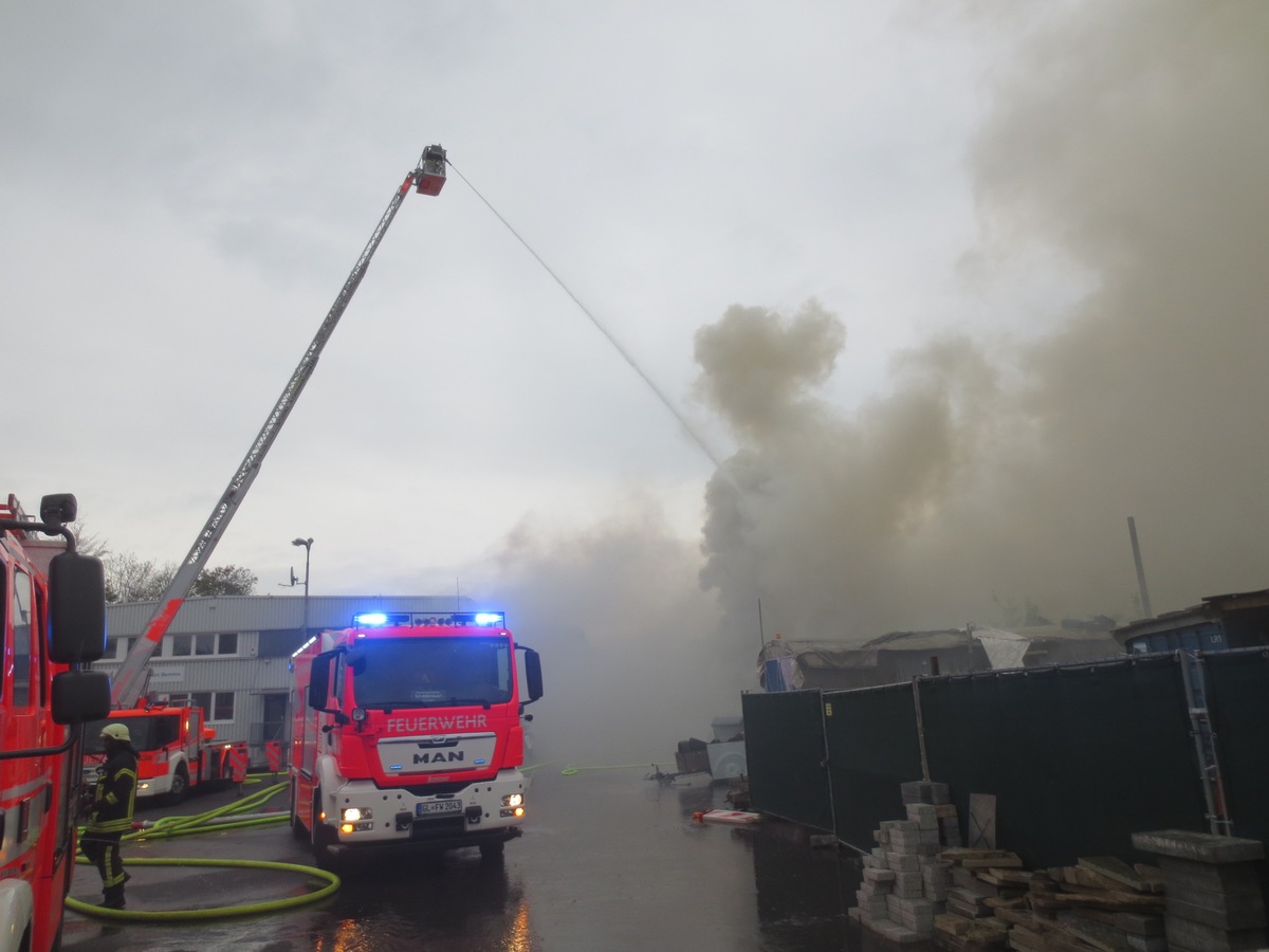 FW-GL: Mittelbrand in Industriegebiet im Stadtteil Gronau von Bergisch Gladbach