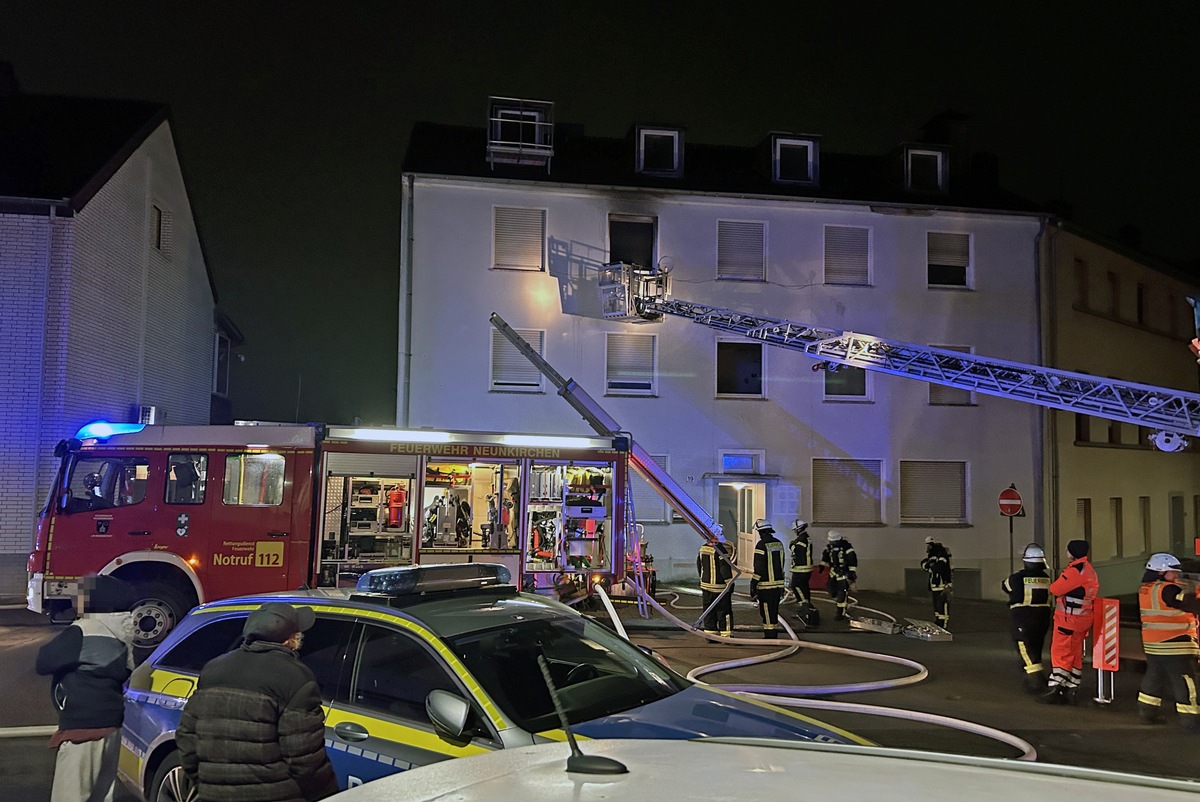 FW LK Neunkirchen: Nächtlicher Brand zerstört Wohnung in Hospitalstraße