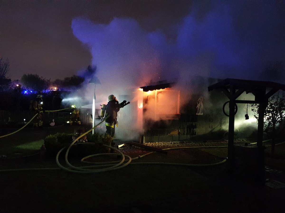 FW-E: Gartenlaube geht in Flammen auf - keine Verletzten