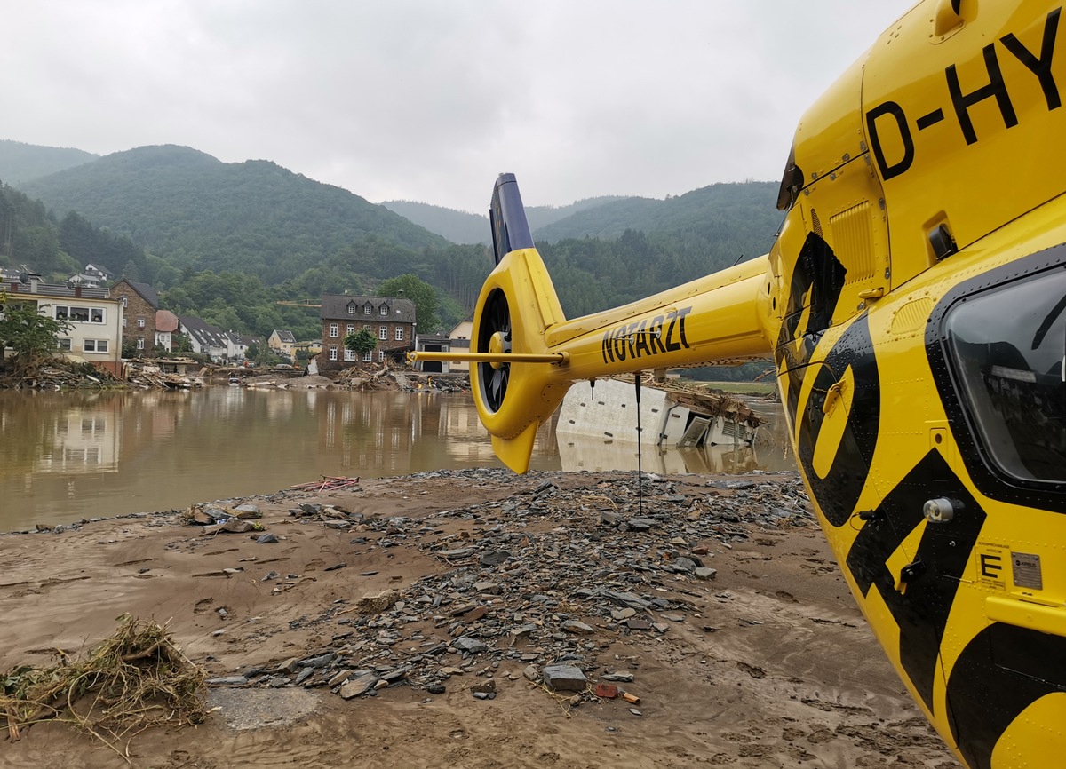 Hochwasser: Noch nie so viele Spezialeinsätze aus der Luft / ADAC Luftrettung zieht Bilanz der Arbeit im Katastrophengebiet / Mehr als 200 Einsätze, davon 111 Windenrettungen