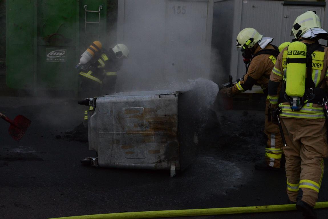 FW-RD: 104 Feuerwehrkräfte bei Feuer in einer Gummiwarenfabrik im Einsatz

In der Helgoländer Straße, bei einer Gummiwarenfabrik kam es heute (22.06.2019) zu einem Feuer.