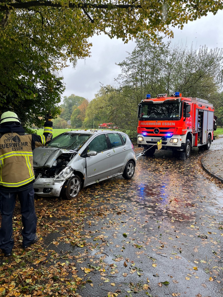 FW-E: Schwerer Verkehrsunfall - Pkw durchbricht Leitplanke und droht Abhang abzurutschen