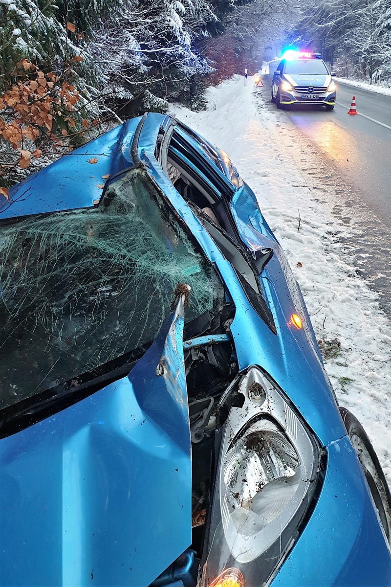 POL-PB: Schneematsch - Junge Fahrerin überschlägt sich