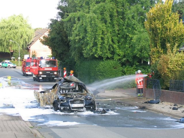 POL-WL: Nenndorf - Auto explodiert - Zwei Verletzte -