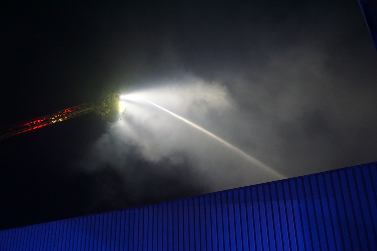 FW Ratingen: Ratingen-Hösel, Bahnhofstrasse: Dienstag 07.04.2020 21.30 Uhr ; Brand in einem Bürogebäude eines ehem. Gewerbebetriebes ; Folgemeldung