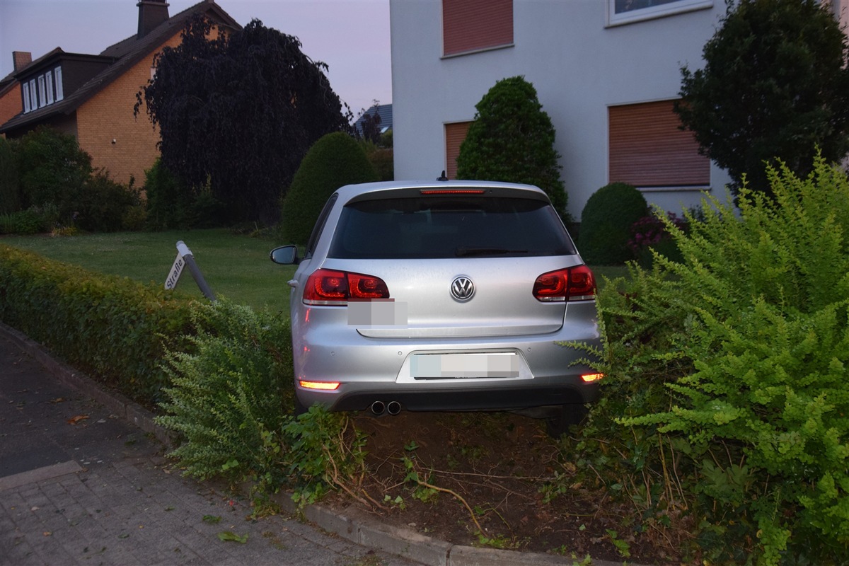 POL-HF: Verkehrsunfall unter Alkoholeinfluss -
Straßenschild und Hecke umgefahren