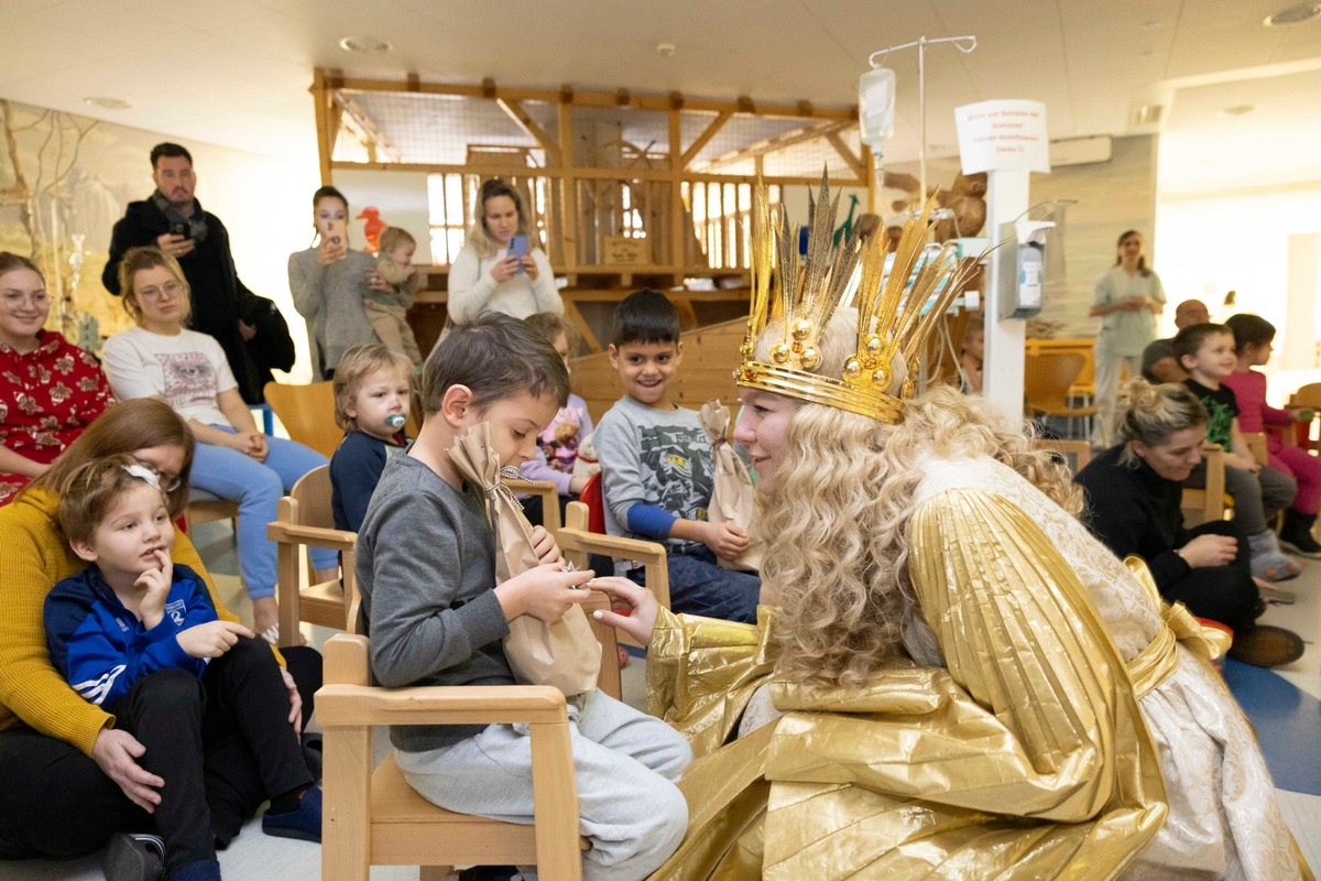 Himmlischer Besuch: Nürnberger Christkind überrascht Kinder im Klinikum Nürnberg