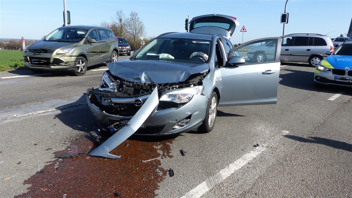 POL-DN: Vier Verletzte nach Unfall auf Kreuzung