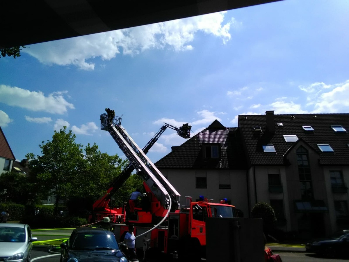 FW-GL: Dachstuhlbrand im Stadtteil Refrath von Bergisch Gladbach