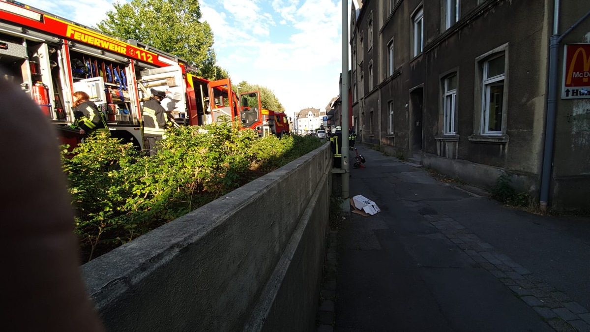 FW-EN: Wetter - brennende Mülltonnen hinter dem Haus