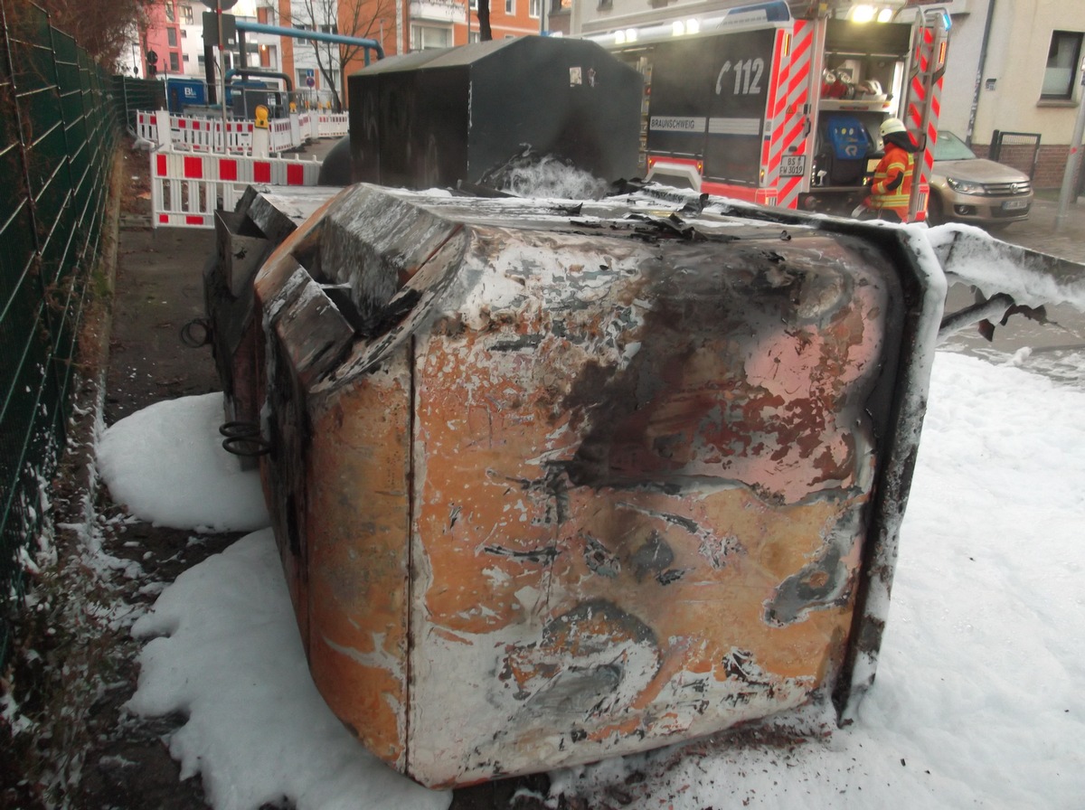 POL-BS: Zwei Container geraten in Brand - Zeugen gesucht