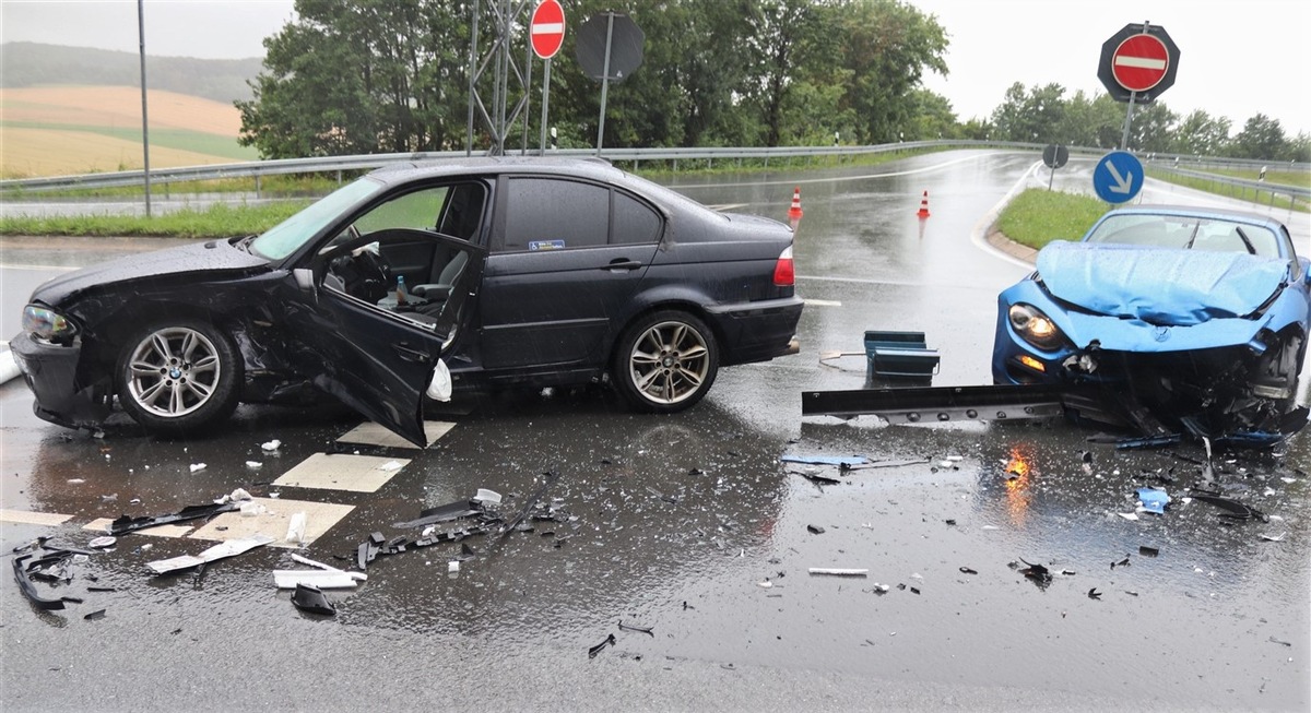 POL-HX: Verkehrsbehinderungen nach Unfall auf der B252 bei Warburg an der A44-Auffahrt