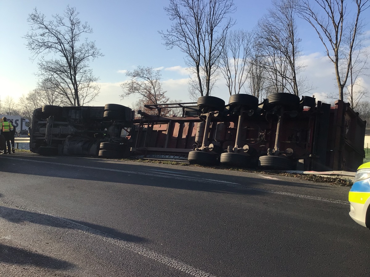 FW-GE: Umgestürzter LKW in der Auffahrt zur A42 in Bismarck Fahrtrichtung Duisburg