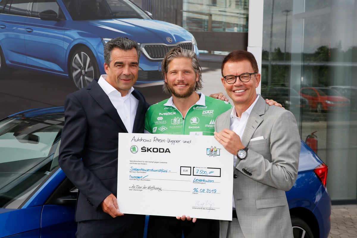 SKODA übergibt Spendenscheck im Rahmen der Tour der Hoffnung (FOTO)