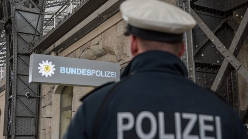 Bundespolizeidirektion München: Tätlicher Angriff und Widerstand / 54-Jähriger randaliert im DB-Reisezentrum