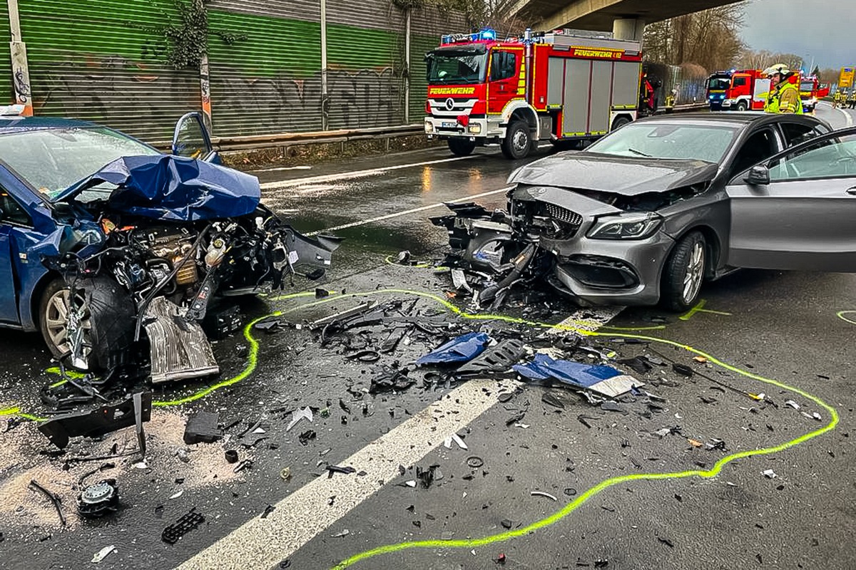 FW Menden: Verkehrsunfall - Westtangente über Stunden gesperrt