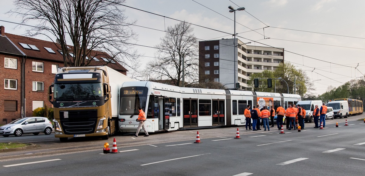 POLGE LKW schiebt Straßenbahn aus dem Gleis erhebliche