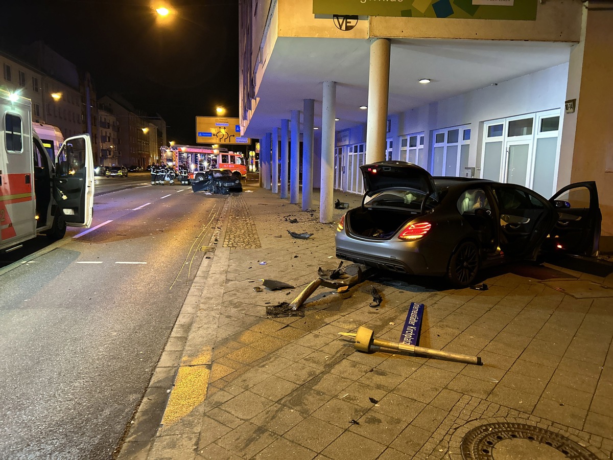 POL-KS: Mutmaßliches Autorennen führt zu schwerem Unfall mit sechs Verletzten: Polizei sucht Zeugen