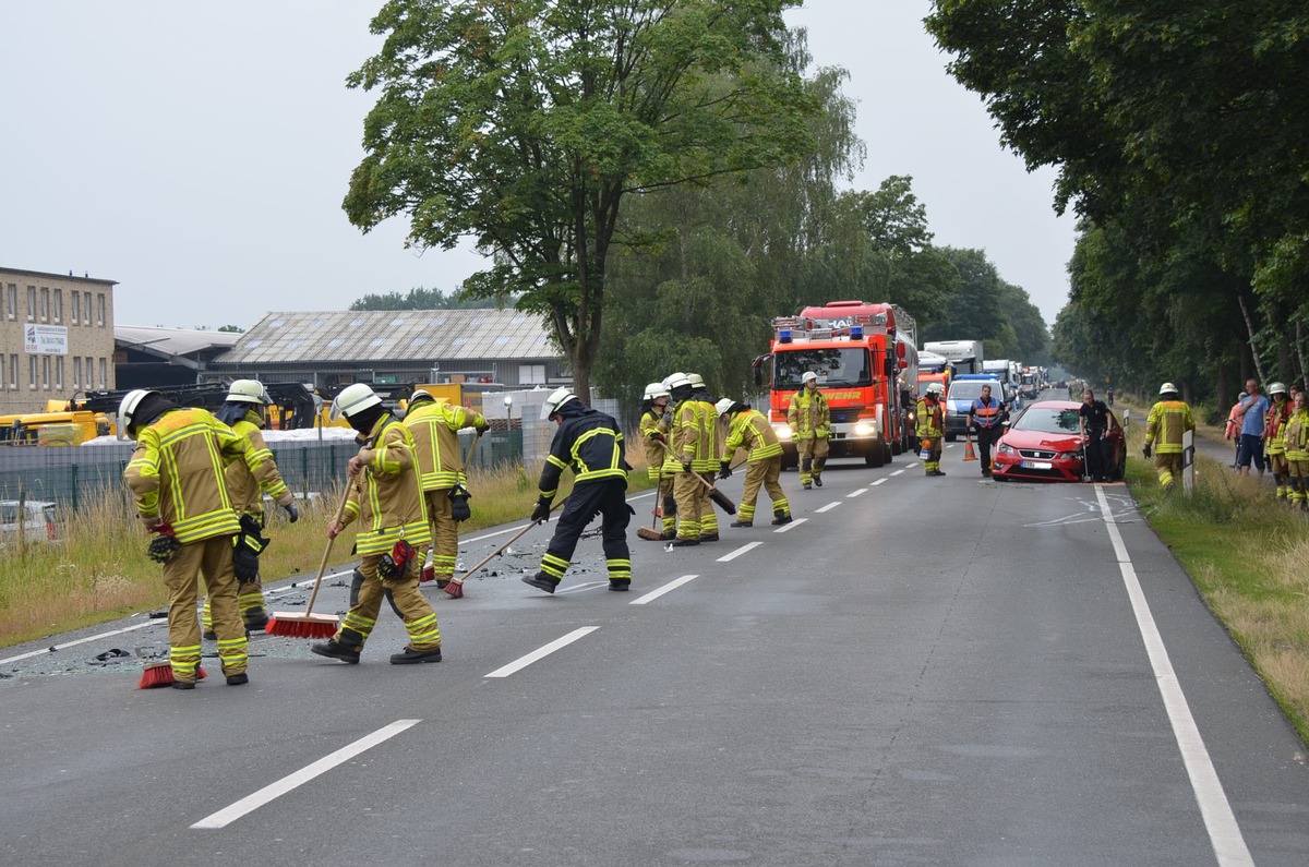 POL-STD: Autos prallen auf der B 73 in Stade zusammen - lange Staus in beide Richtungen