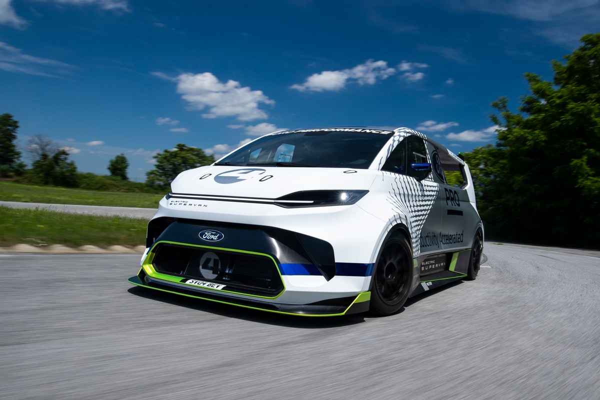 Vollelektrischer Ford SuperVan 4 wird beim legendären Pikes Peak International Hill Climb in den USA teilnehmen