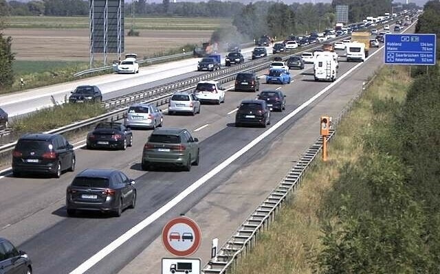 POL-PDNW: Pressenachtragsmeldung zum PKW-Brand auf der A61 - Fragwürdiges Verhalten einiger Verkehrsteilnehmer