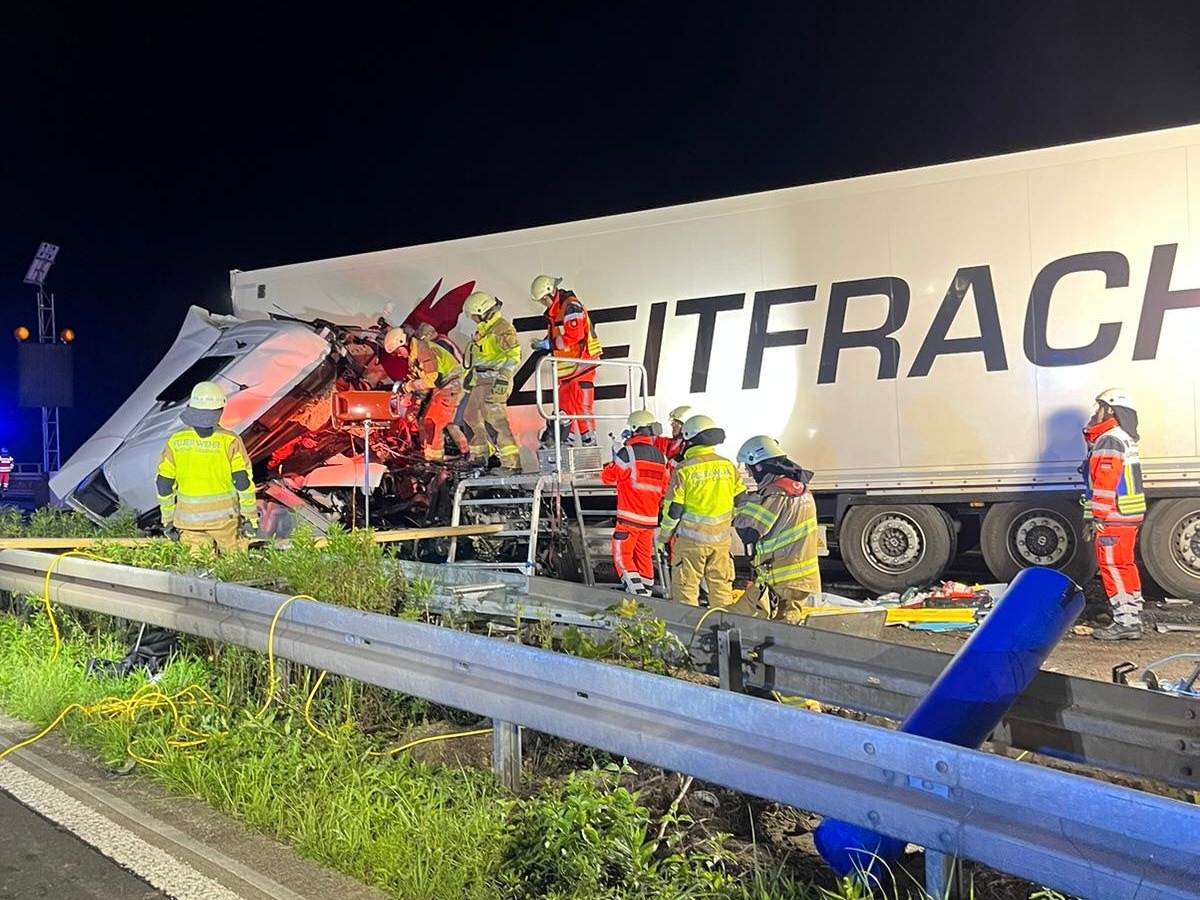 FW-GL: Aufwändige technische Rettung nach Verkehrsunfall mit einem LKW auf der Bundesautobahn 4