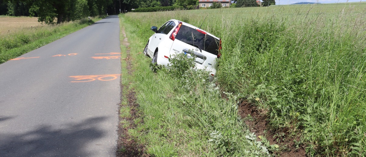 POL-HF: Unfallflucht in Einbahnstraße- Nissan rutscht in Graben