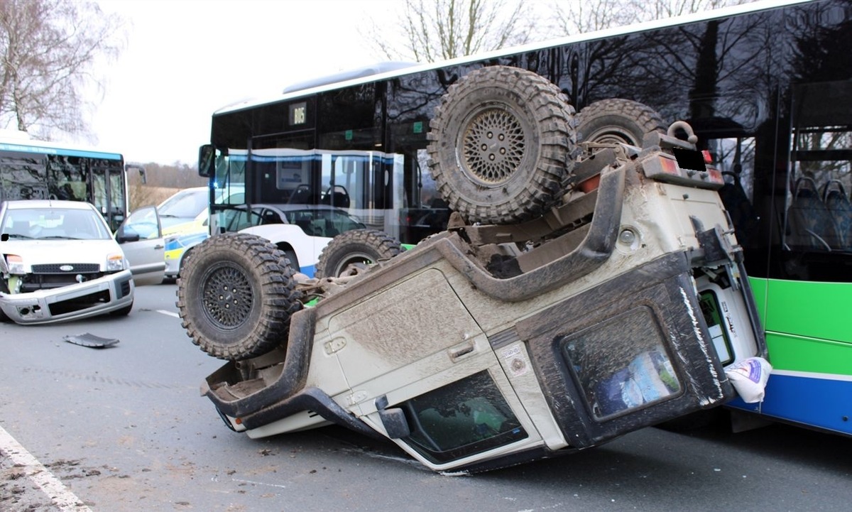 POL-MI: Auto überschlägt bei Unfall