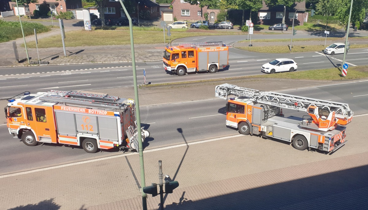 FW-BOT: Verkehrsunfall auf A31 - aufwändige Reinigungsarbeiten