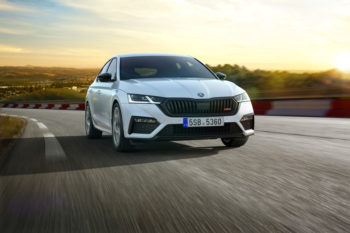 SKODA elektrifiziert sein sportliches Topmodell: OCTAVIA RS iV mit Plug-in-Hybridantrieb bestellbar