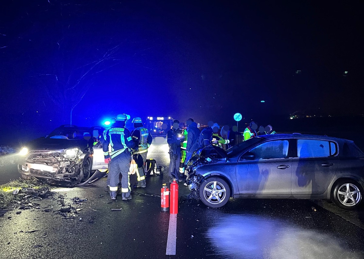 POL-ME: Kollision im Gegenverkehr: drei Personen verletzt - Erkrath - 2502003