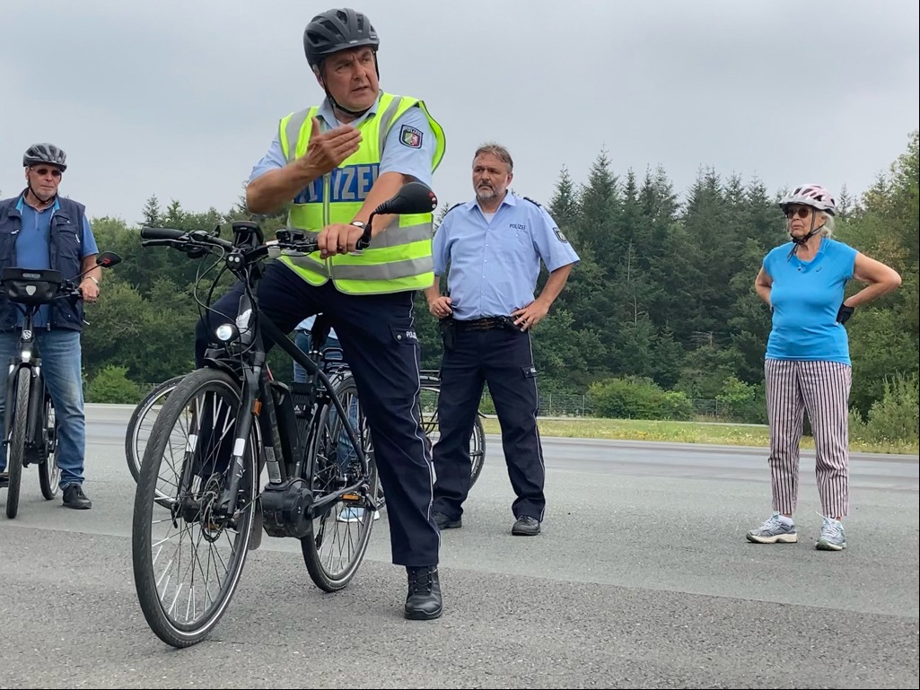 POL-BI: Zweiradkontrollen und ein Pedelec-Training für Senioren