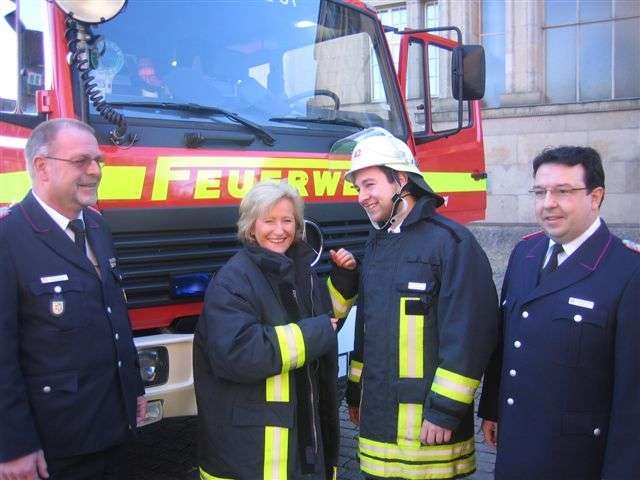 FW-LFVSH: Feuerwehr-Mitmachtage kommen sehr gut an! 500. Feuerwehrmann in Kiel eingekleidet