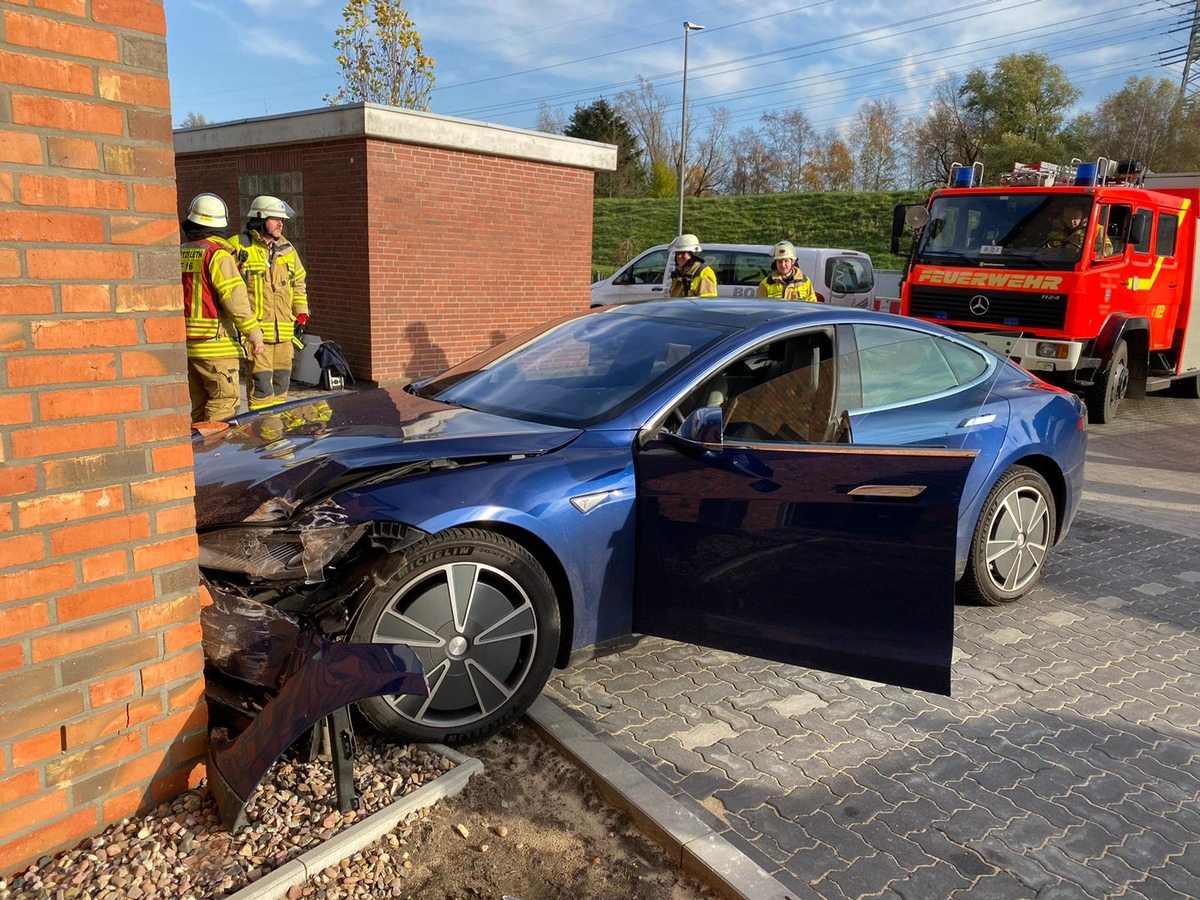 POL-STD: 77-jährige Autofahrerin kommt mit Tesla von der Straße ab und prallt gegen Hausfassade