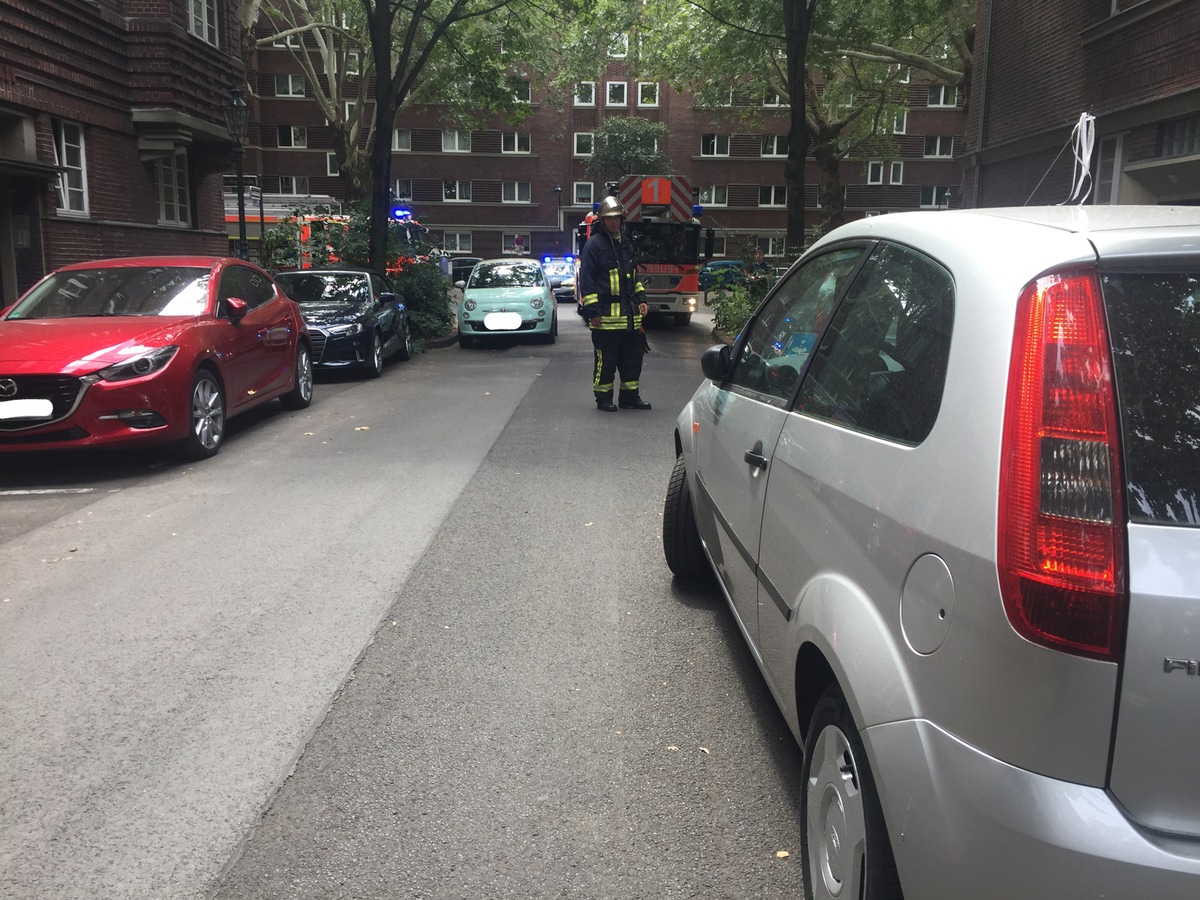 FW-D: Feuerwehr wird durch Falschparker behindert - Brandeinsatz ging glimpflich aus