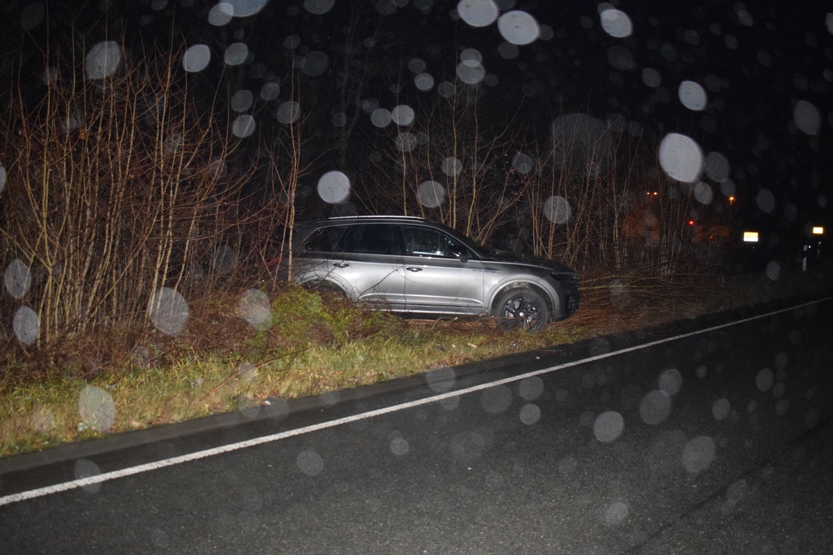 POL-HF: VW landet im Gebüsch - Ermittlungen zum Fahrer dauern an