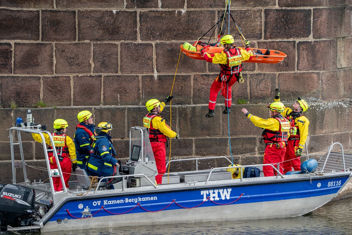 Presse Auslandseinheit von DLRG und THW trainiert an der Weser den Einsatz im Hochwasser