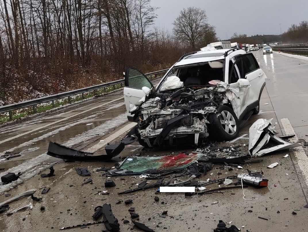 POL-CUX: Schwere Verkehrsunfälle auf der BAB27 - Bei vier Verkehrsunfällen und sechs beteiligen Fahrzeugen fünf Personen verletzt, eine davon lebensgefährlich - zwei weitere Verletzte durch Hundebiss