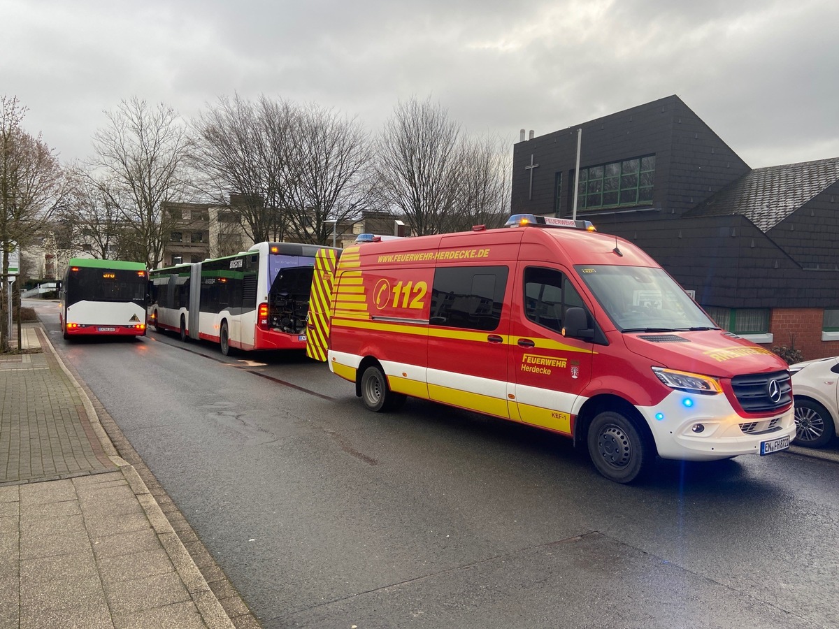 FW-EN: Linienbus verursacht intensive Ölspur im ganzen Stadtgebiet.