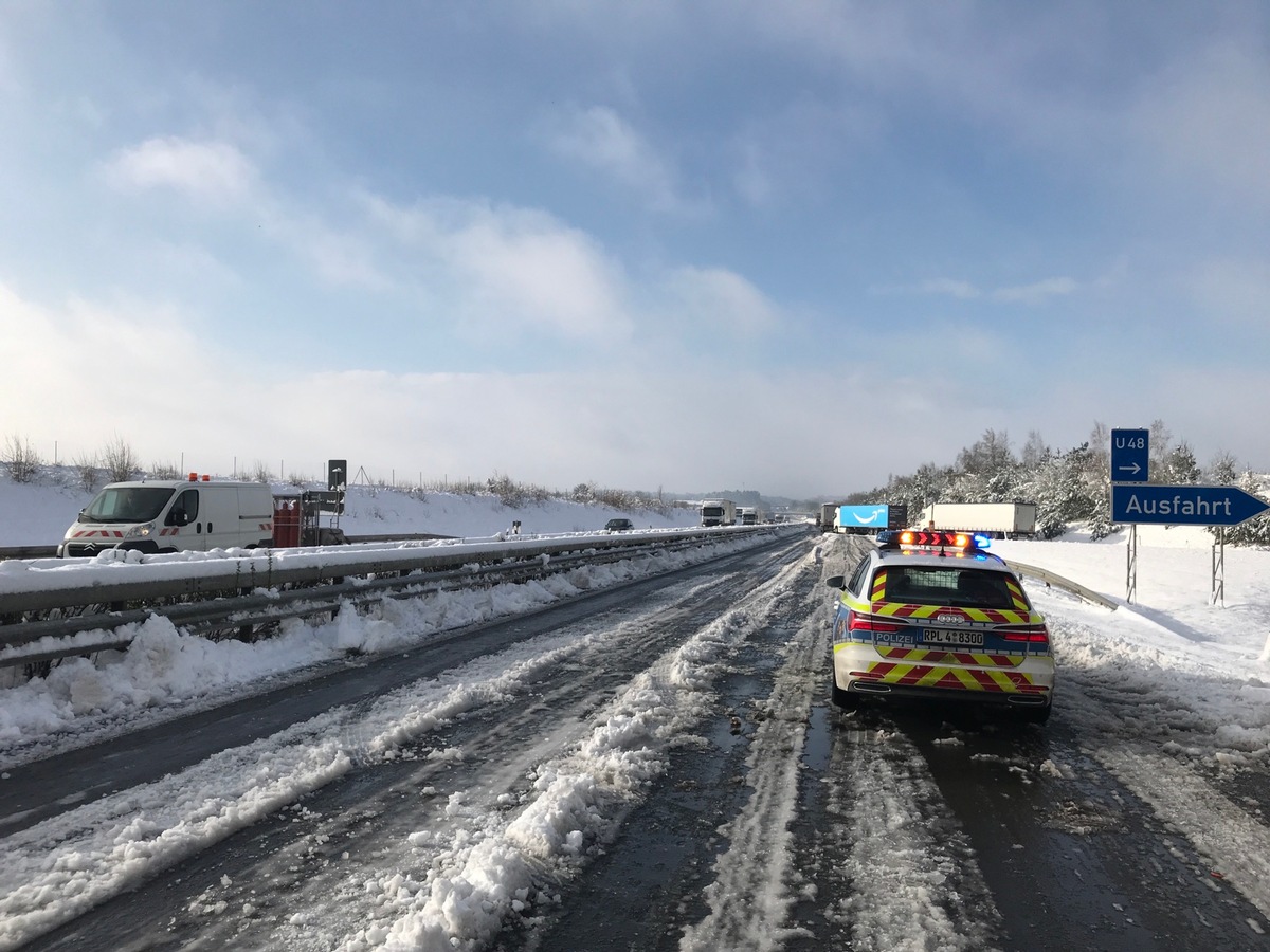 POL-PPWP: Wintereinbruch sorgt für Chaos auf den Straßen