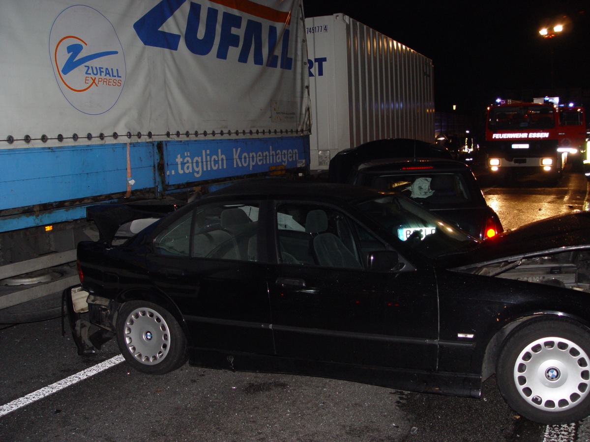 FW-E: Verkehrsunfall auf der A 40 mit drei PKW und einem LKW