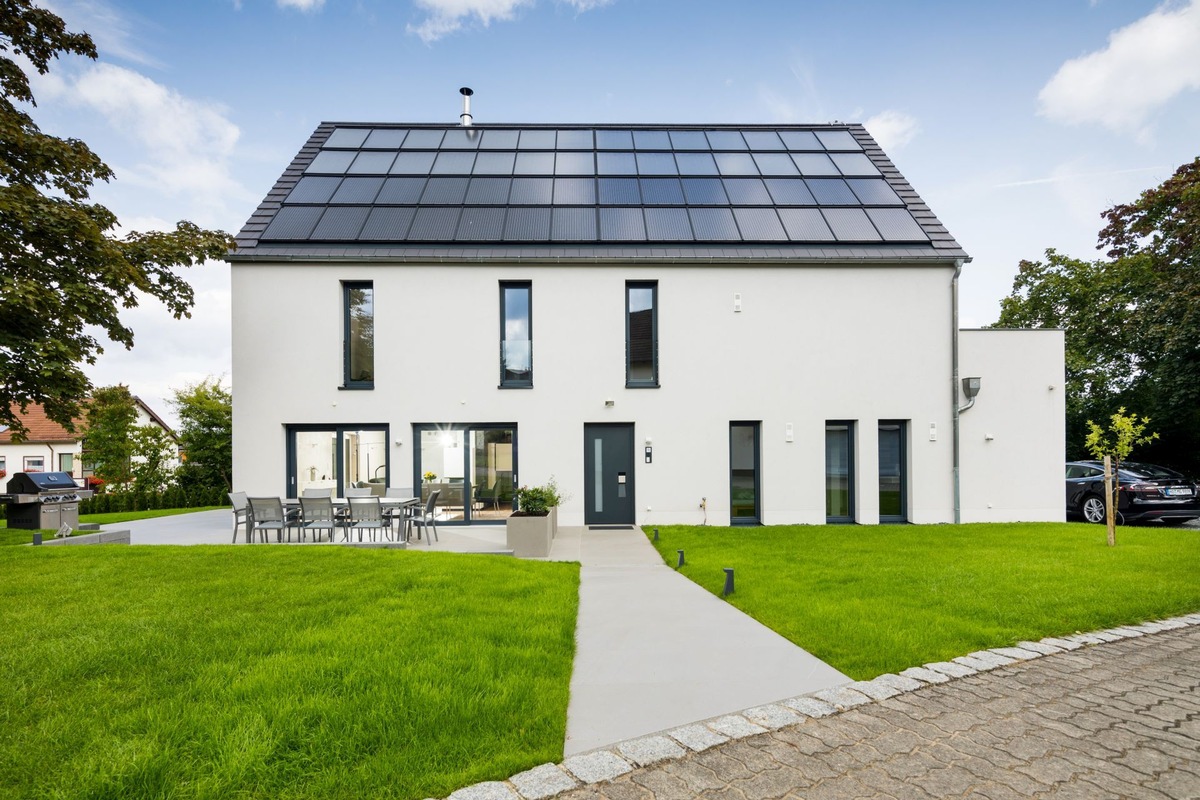 Vorfahrt für minimale bis null Energiekosten / Sonnenhaus-Energietechnik durch stark verbesserte Förderkonditionen des BAFA und der KfW nun noch attraktiver