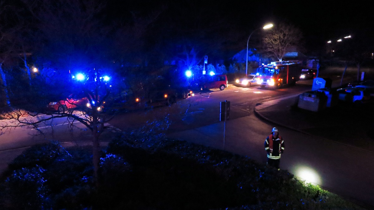 FW-WRN: FEUER_3 - LZ1 - 1. Etage Mehrfamilienhaus, Rauchmelder ausgelöst, Brandgeruch wahrnehmbar