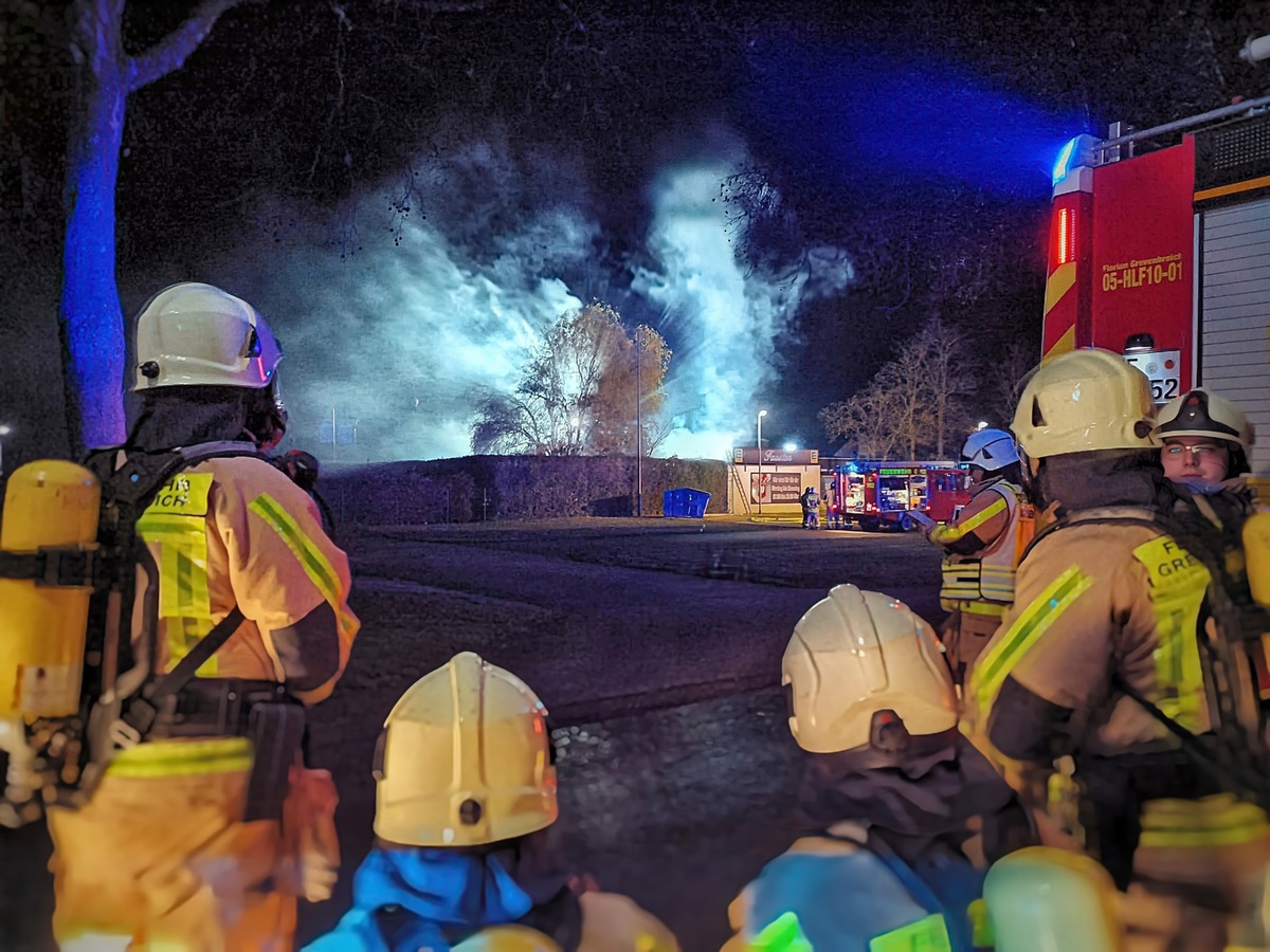 FW Grevenbroich: Stundenlanger Löscheinsatz bei Brand in altem Gewerbebau / Keller mit Schaum geflutet