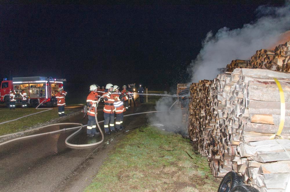 FW-CW: Stapel mit Brennholz hat an Feldhütte gebrannt