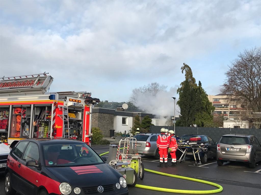 FW-NE: Kellerbrand in Einfamilienhaus - Gleichzeitige Brandmeldealarmierung in einem Gewerbebetrieb