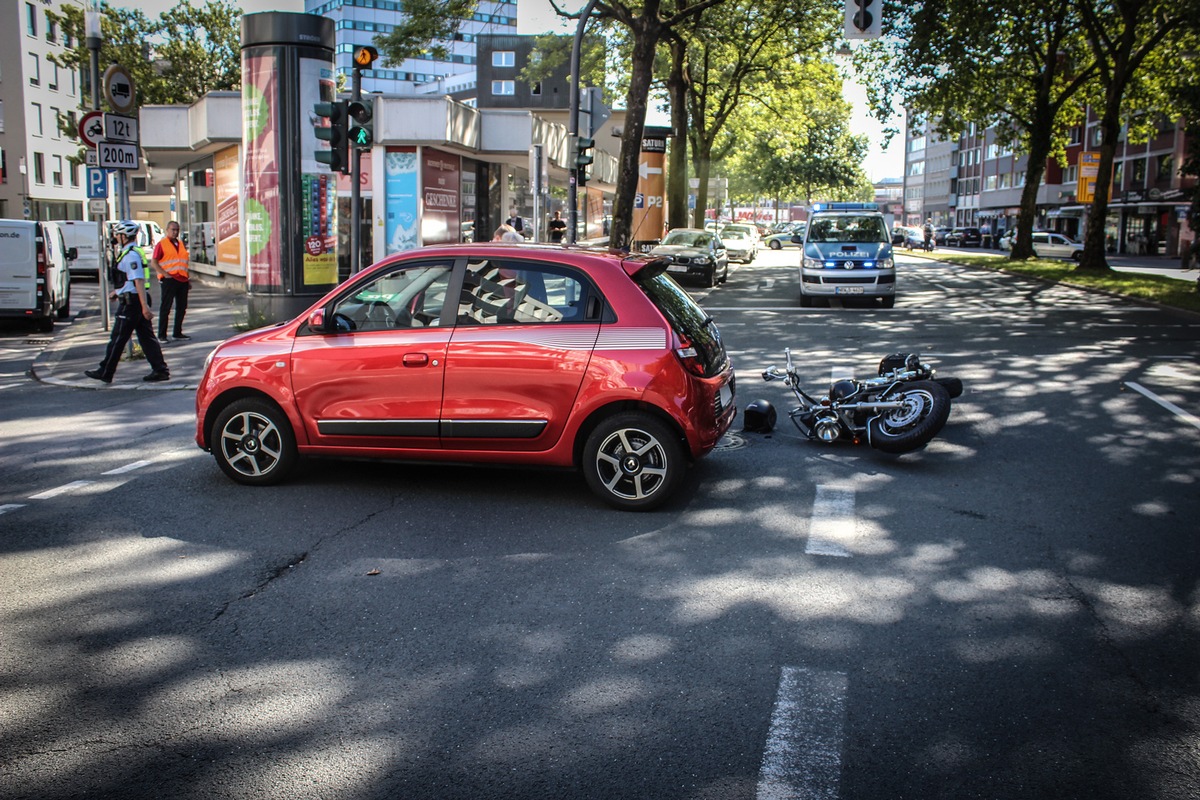 POL-BO: Abbiegeunfall: Motorrollerfahrer (62) kommt ins Krankenhaus