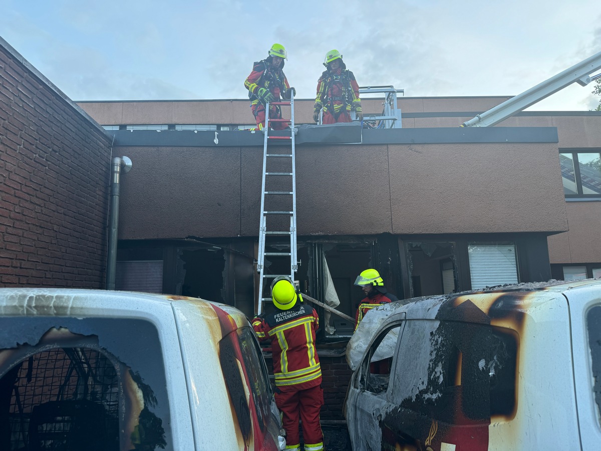 FW-SE: PKW Brand greift auf Gebäude in Kaltenkirchen über